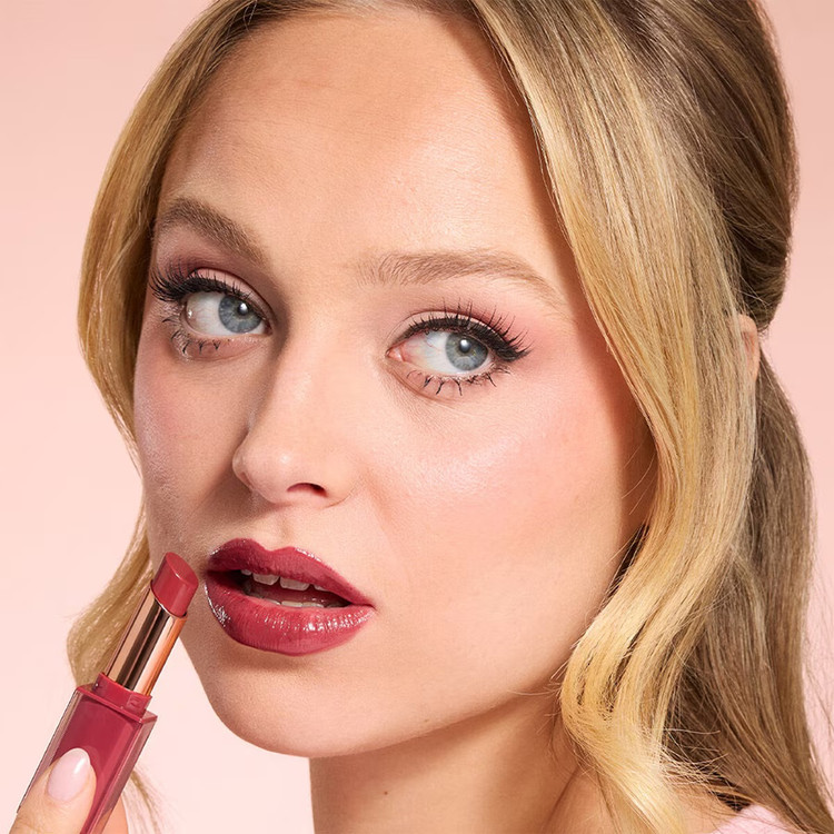 رژ لب مدادی براق Revolution Pout با رنگ Creme Brulee Mauve